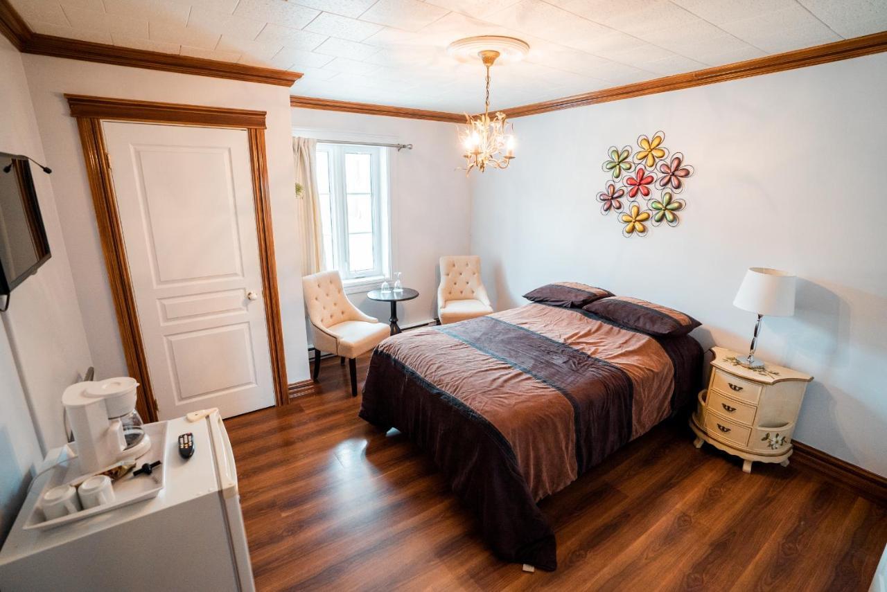 Auberge Du Vieux Faubourg Sainte Anne-des-Chênes Exteriör bild