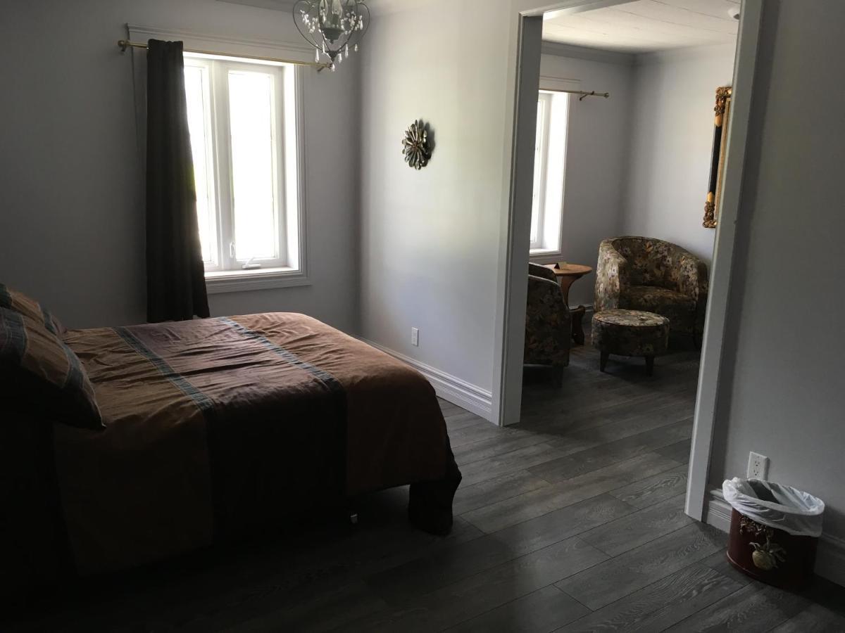 Auberge Du Vieux Faubourg Sainte Anne-des-Chênes Exteriör bild
