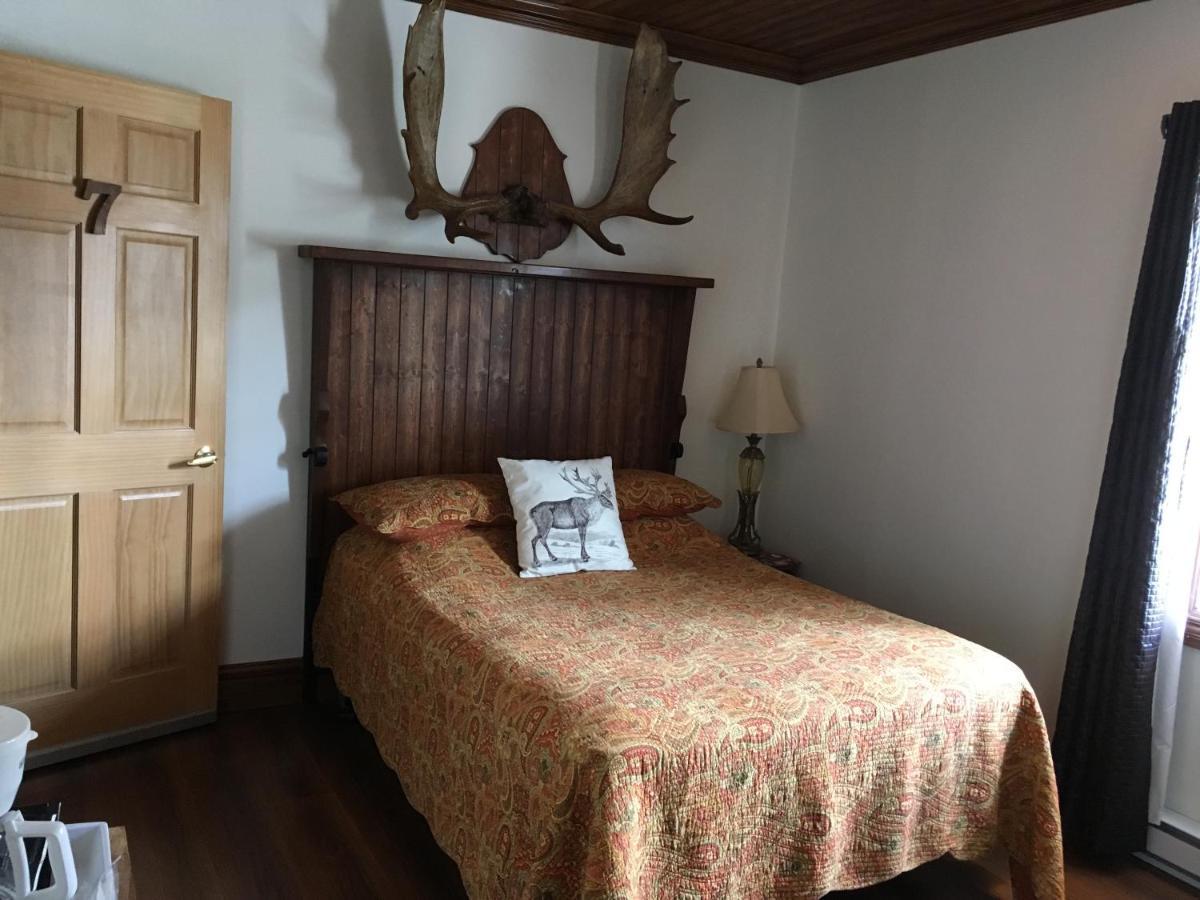 Auberge Du Vieux Faubourg Sainte Anne-des-Chênes Exteriör bild